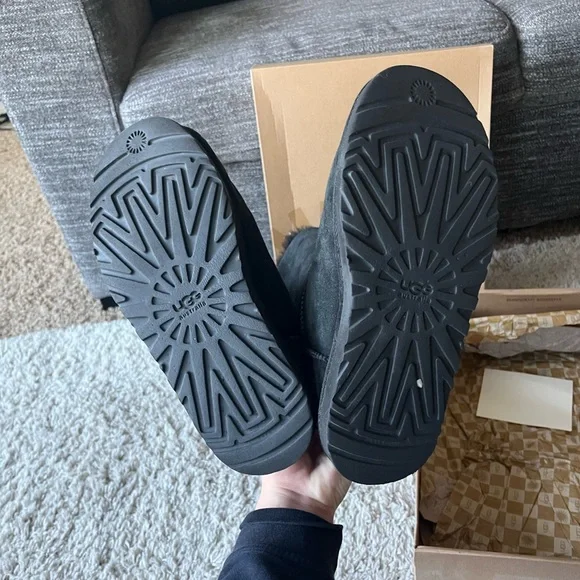 Ugh Women’s Bailey Button Triplet Boot - Picture 7 of 7